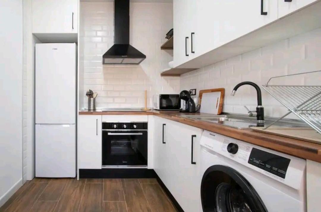 Stylish And Spacious -4 Minutes Walk To * Alicante