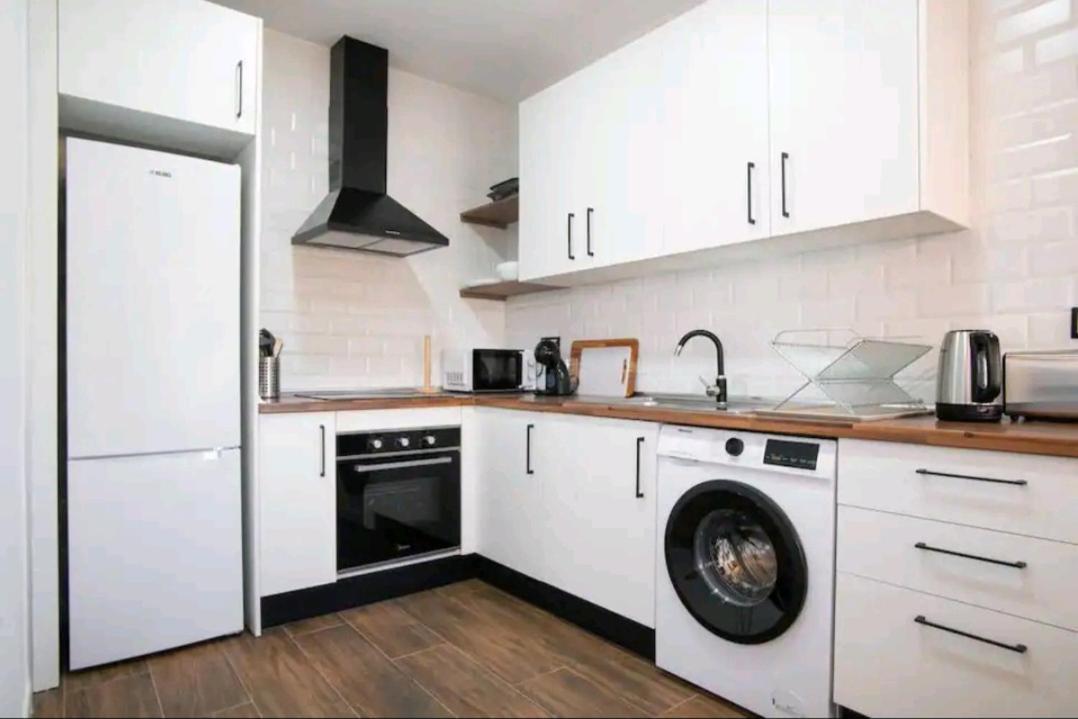Apartamento Stylish And Spacious -4 Minutes Walk To *