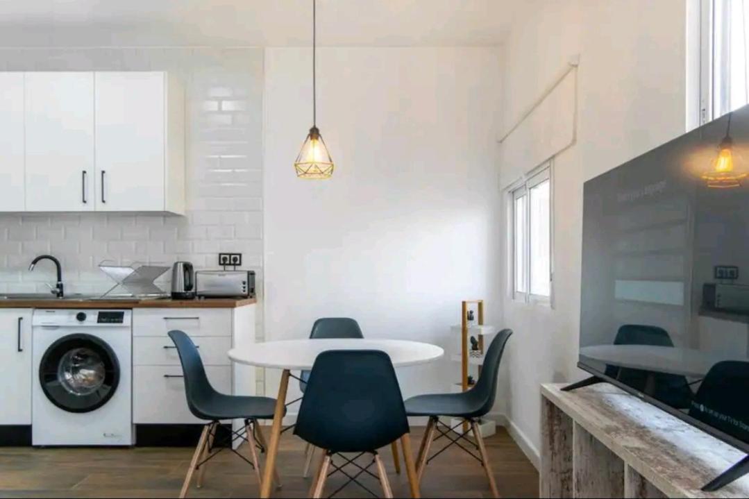 Stylish And Spacious -4 Minutes Walk To * Alicante